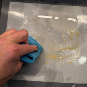 Die Backefix-Original-Backfolie wird mit einem Lappen gereinigt