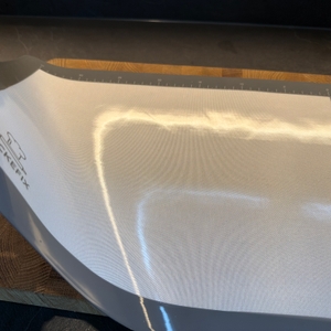 Eine Ecke der Backefix-Original-Backfolie wird hochgehoben