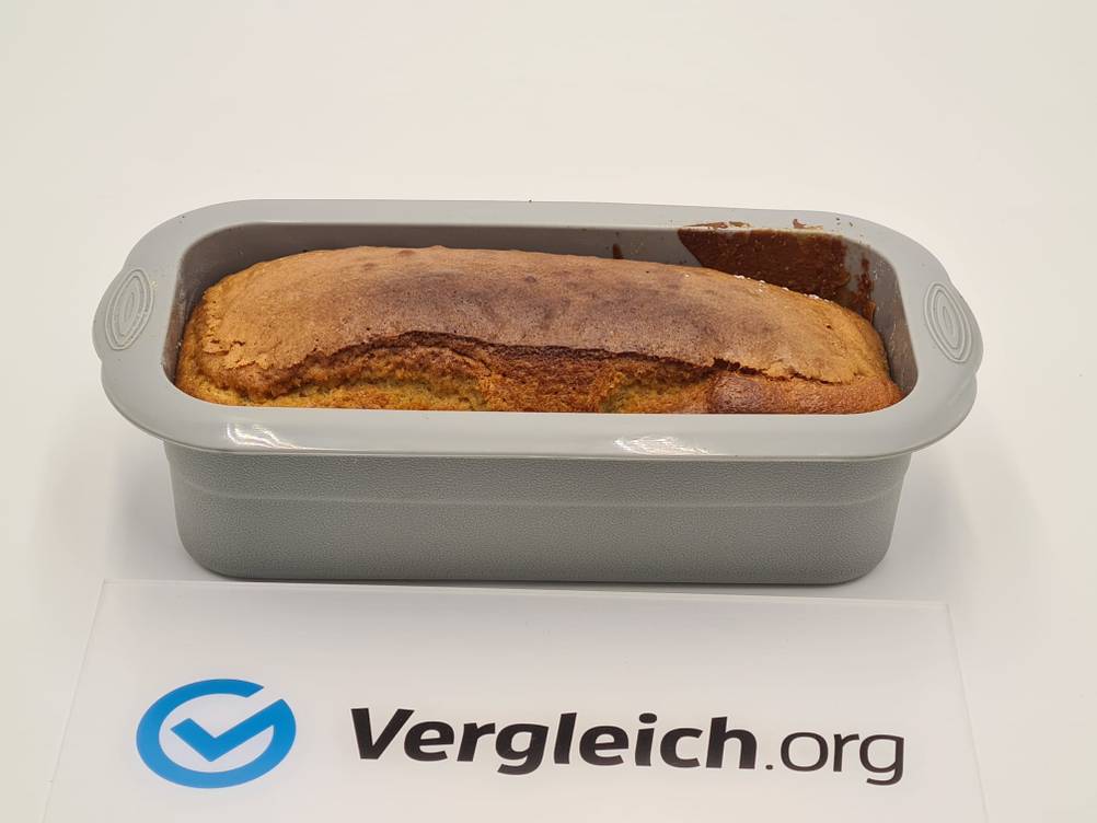 Eine Brotbackform samt Brot vor einem Schild mit der Aufschrift Vergleich.org