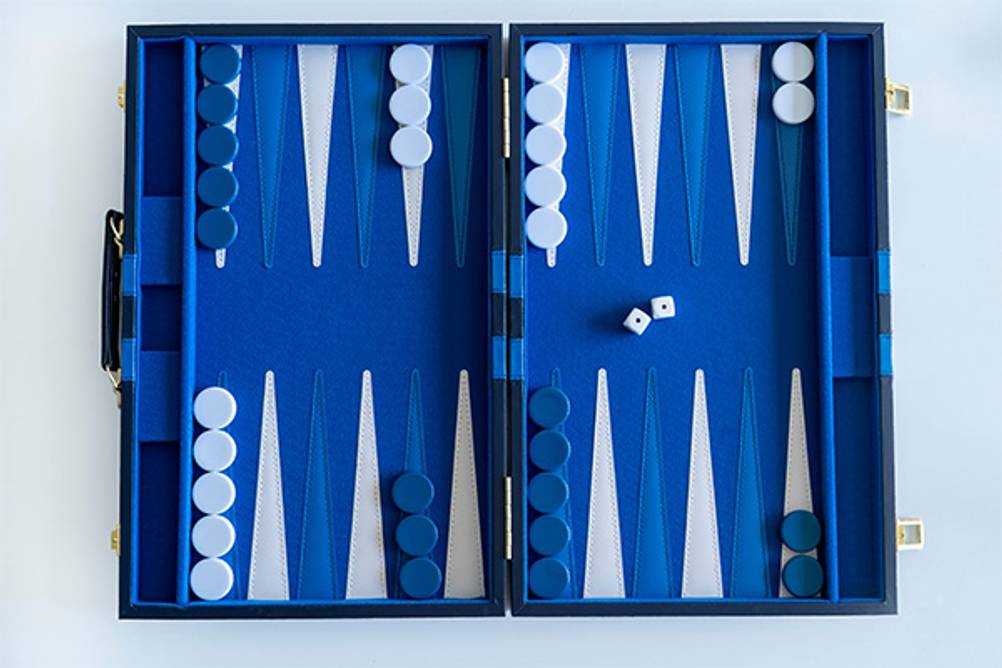 Backgammon-Koffer im Test: Ein blaues Spielbrett.