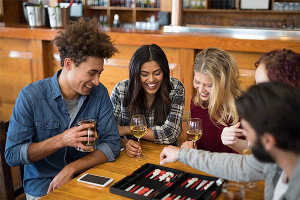 Backgammon-Koffer im Test: Eine gesellige Runde mit 5 Personen die zusammen Backgammon spielen.