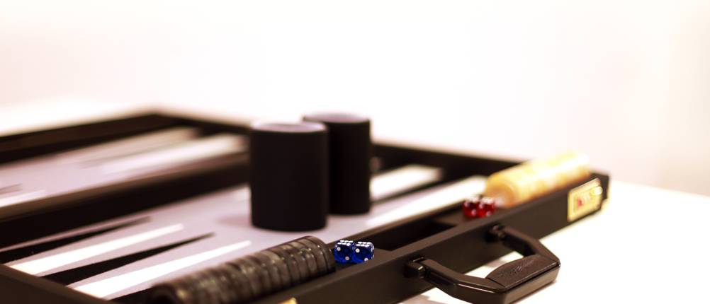 Backgammon-Koffer im Test: Ein aufgeklappter Koffer.