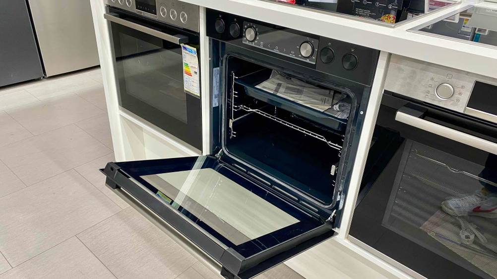 Backofen 300 Grad getestet: Ein Gerät mit geöffneter Klappe von schräg seitlich.