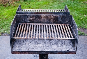 Backofenreiniger im Test: Verschmutzter Grill