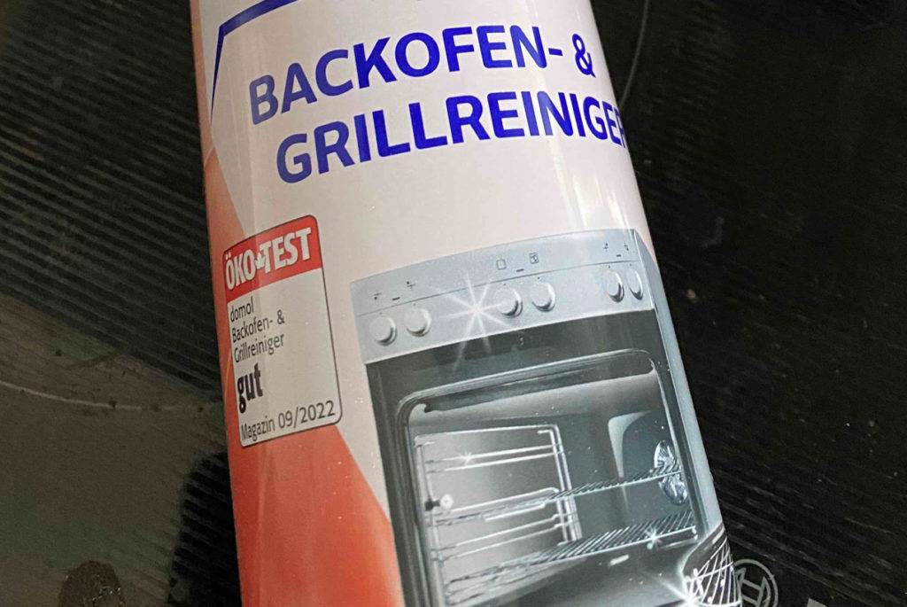 Vorderseite von einer Backofenreiniger-Spraydose auf dem Herd.