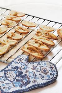 Backofenrost im Test: Ofenrost mit Brotchips und Ofenhandschuh