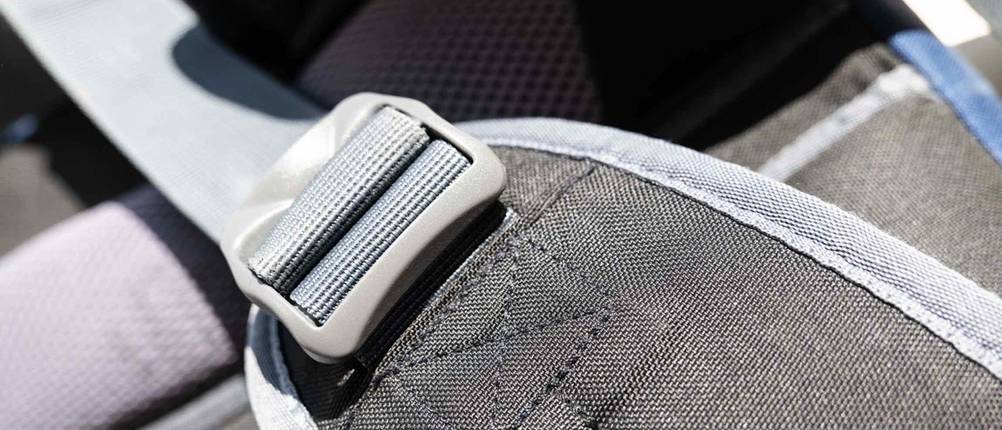 Backpacking-Rucksack-Test: Nahaufnahme der Schnalle an einem Gurt