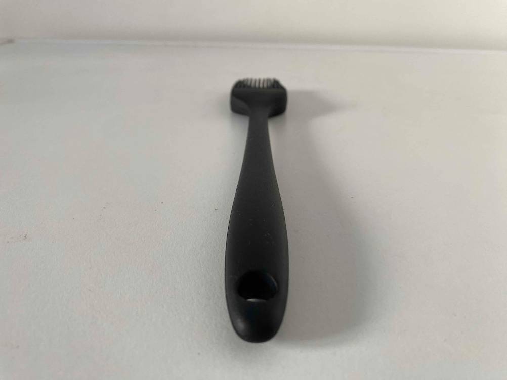 Backpinsel getestet: Nahaufnahme des Griffes von hinten auf einer hellen Fläche.