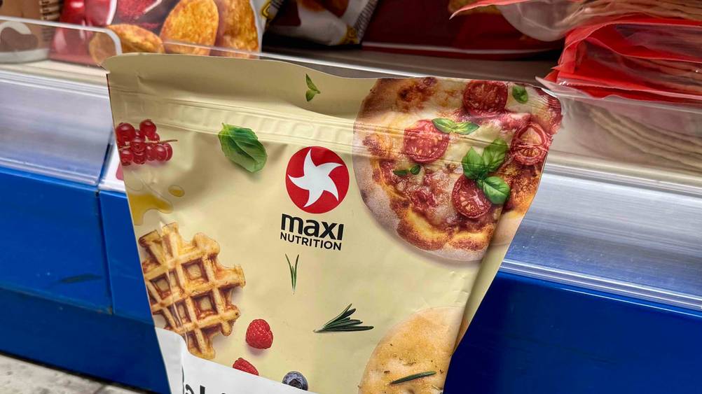 Backprotein getestet: Nahaufnahme der Verpackung mit Logo.