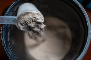 Backprotein-Test: Backprotein wird mit einem Dosierlöffel entnommen. 