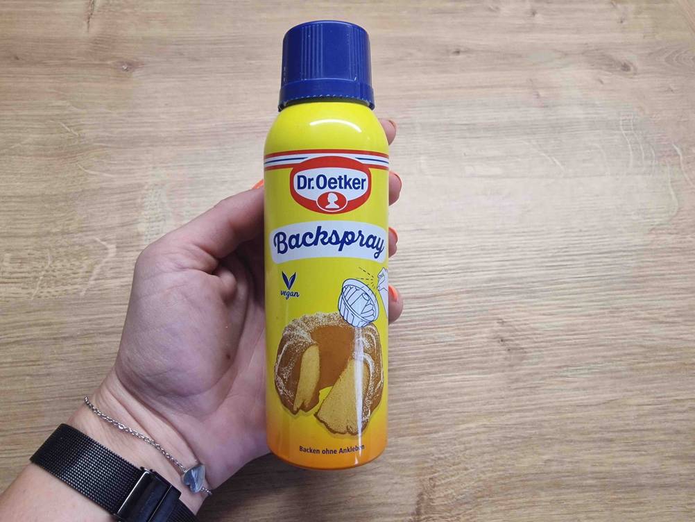 Eine Hand hält ein getestetes Backtrennspray.