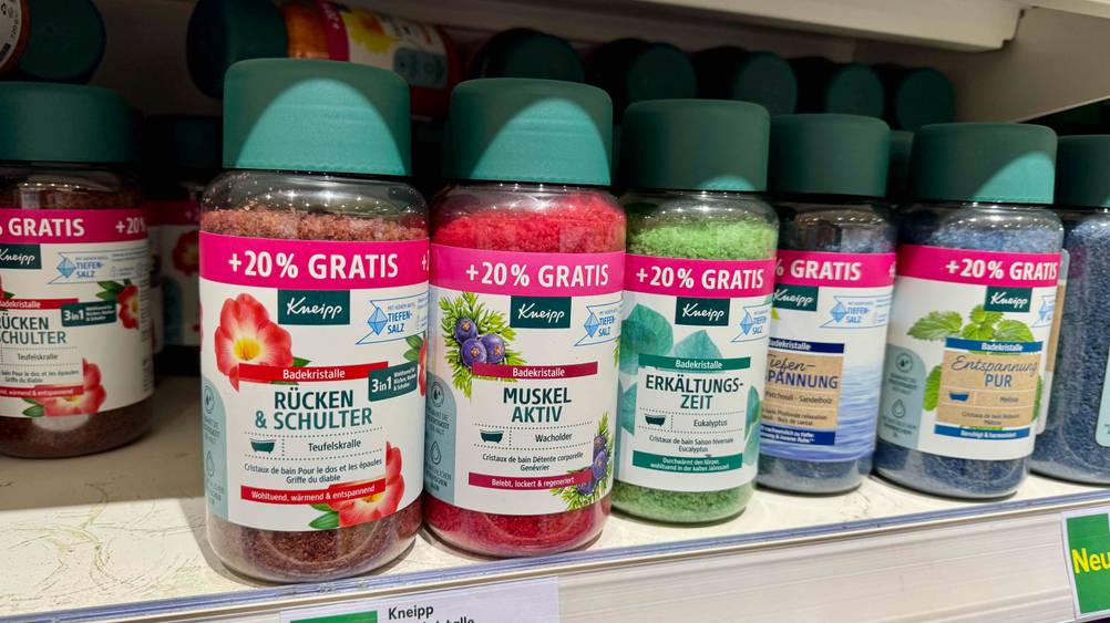 Mehrere Dosen des getesteten Badesalzes stehen in einem Verkaufsregal.