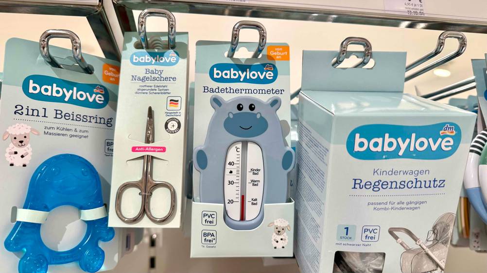 Ein getestetes Badethermometer Baby hängt in einem Verkaufsregal neben anderen Produkten.
