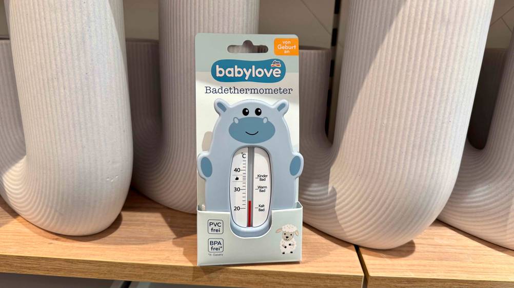 Getestet: Ein Badethermometer Baby in Verpackung vor mehreren Vasen stehend.