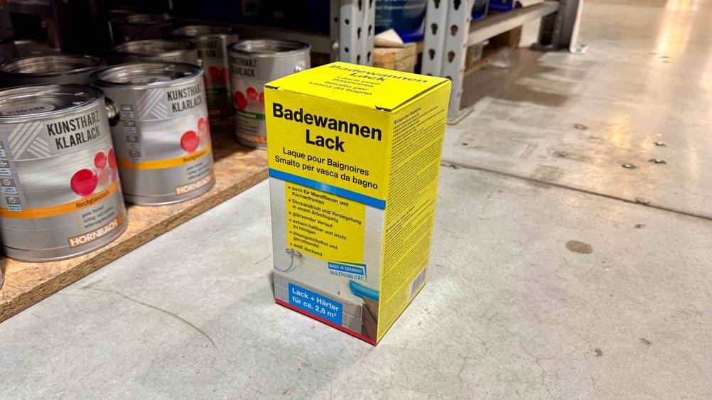 Badewannenlack getestet: Vor einem Regal am Boden steht leicht seitlich eine Packung.