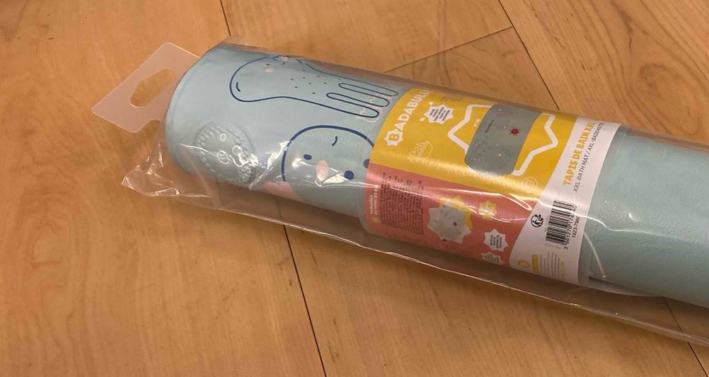 Badewannenmatte (Kinder) getestet: Seitenansicht einer verpackten Matte.