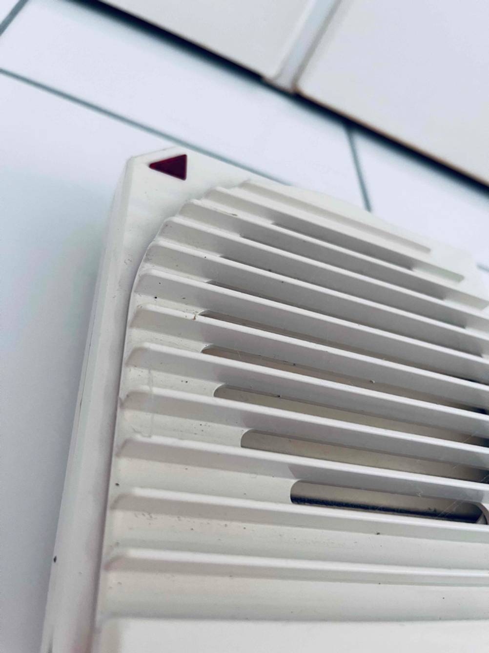 Nahaufnahme der Lamellen eines Badlüfters im Test.