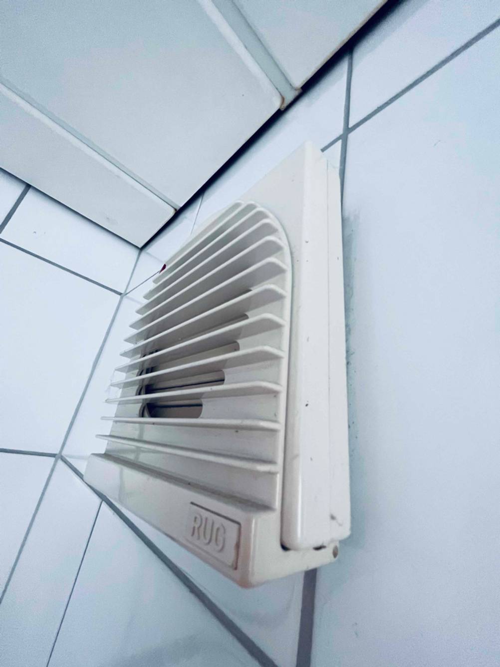 Seitenansicht eines getesteten Badlüfters an einer Wand montiert.