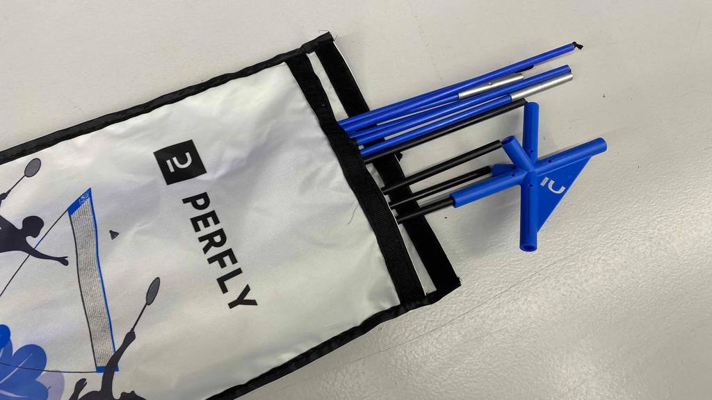 Gestell von einem getesteten Badminton-Netz befindet sich in der Verpackung. 