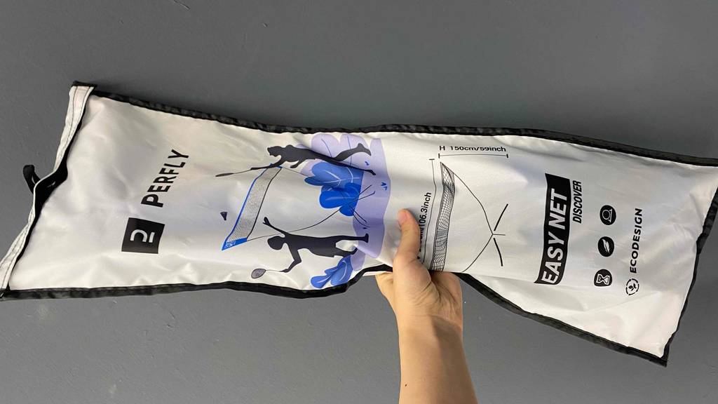 Verpackung von einem getesteten Badminton-Netz. 