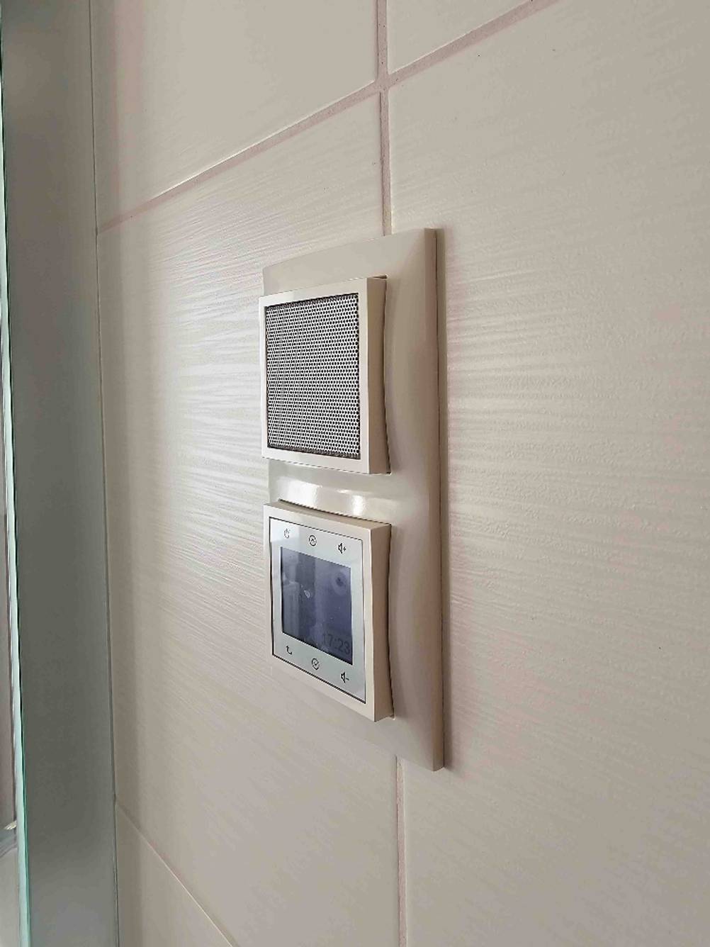 Das getestete Badradio von der Seite an der Wand.