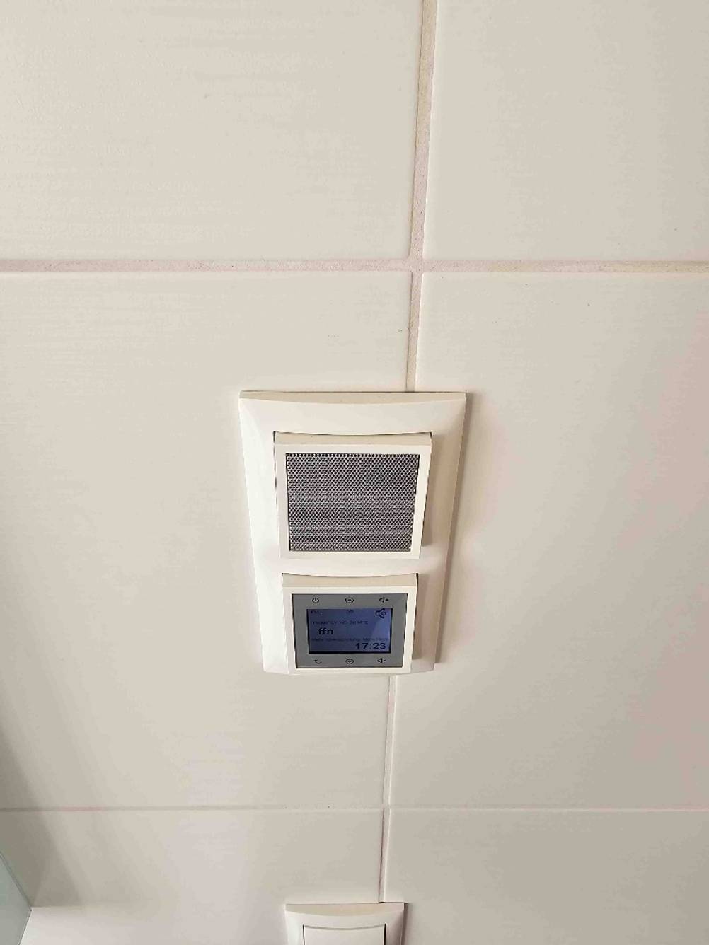 Das Badradio im Test von oben an der Wand.