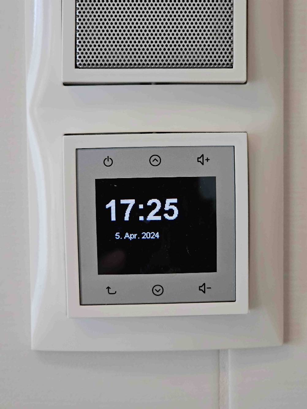 Im Test: Nahaufnahme des Displays eines Badradios mit Uhrzeit und Datum.