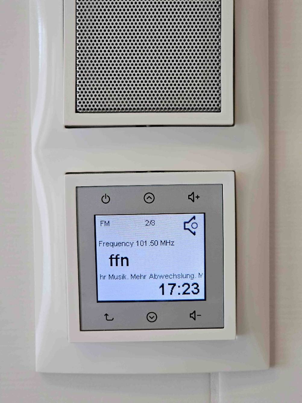 Nahaufnahme des Displays mit Informationen zum Radiosender eines getesteten Badradios.