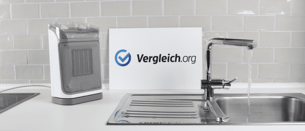 Ein kleiner Bad-Heizlüfter im Test steht neben einem Waschbecken.