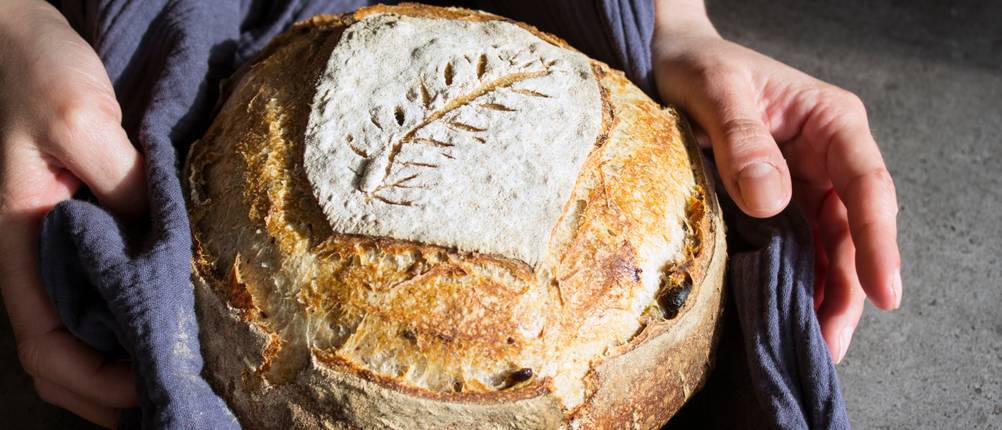 Bäckermesser-Test: Brotlaib mit eingeritzter Ähre 