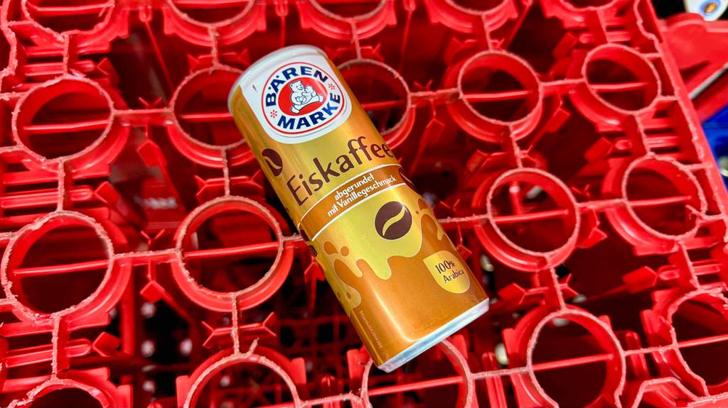 Eine Dose Eiskaffee liegt zum testen auf einer umgedrehten, roten Getränkekiste.