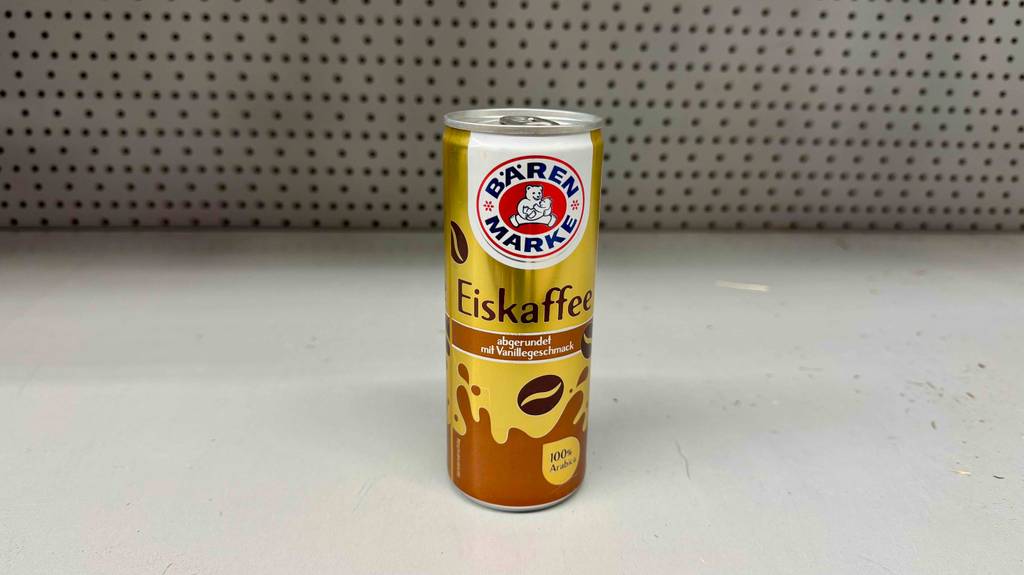 Auf einer Dose getesteter Eiskaffee steht die Geschmacksrichtung.