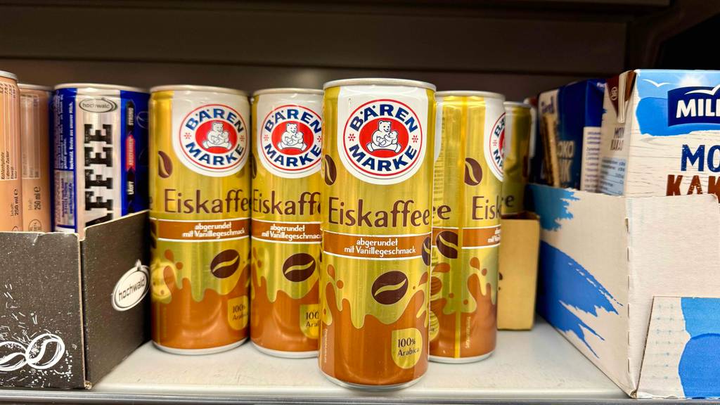 Eiskaffee im Test: Mehrere Dosen stehen neben- und hintereinander zwischen anderen Produkten.