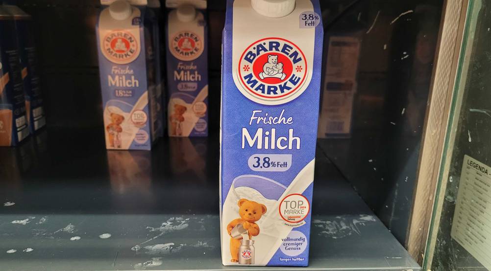 Eine Packung der Bärenmarke-Milch im Test in einem Regal stehend.