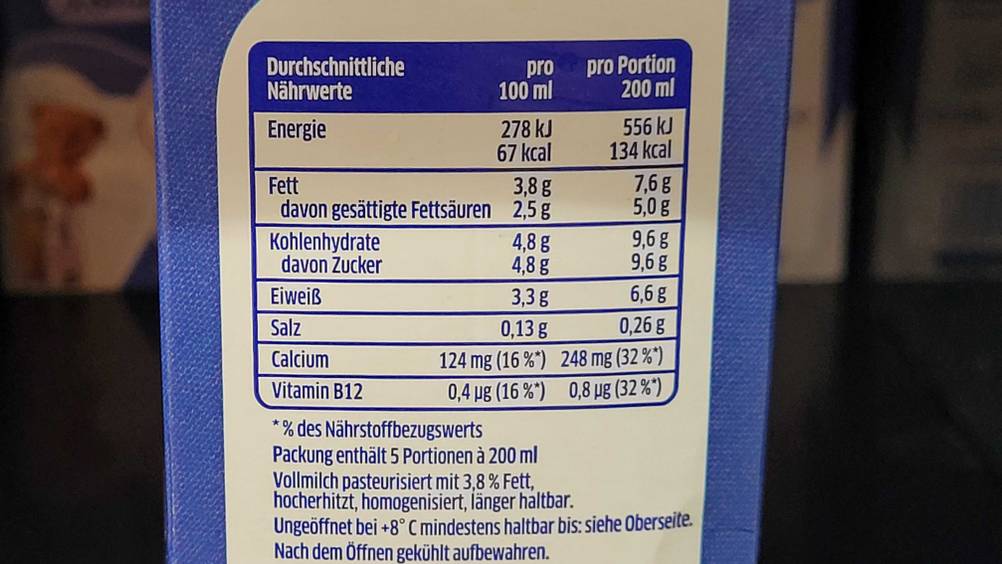 Bärenmarke-Milch-Test: Nahaufnahme der Nährwerttabelle auf der Rückseite.