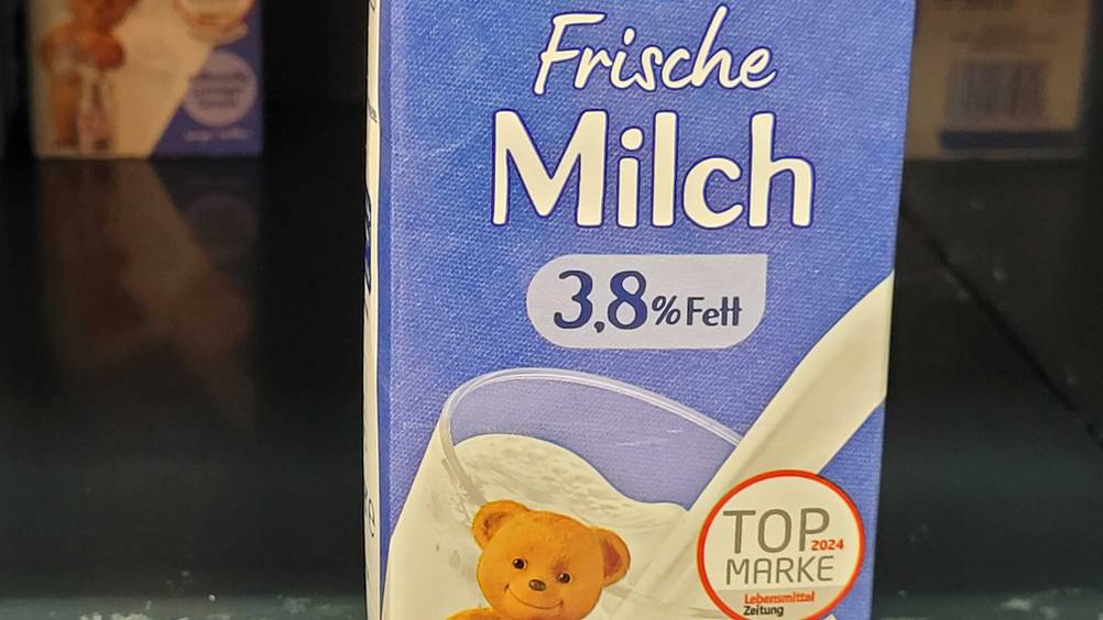 Bärenmarke-Milch getestest: Nahaufnahme des Labels auf der Vorderseite der Packung.