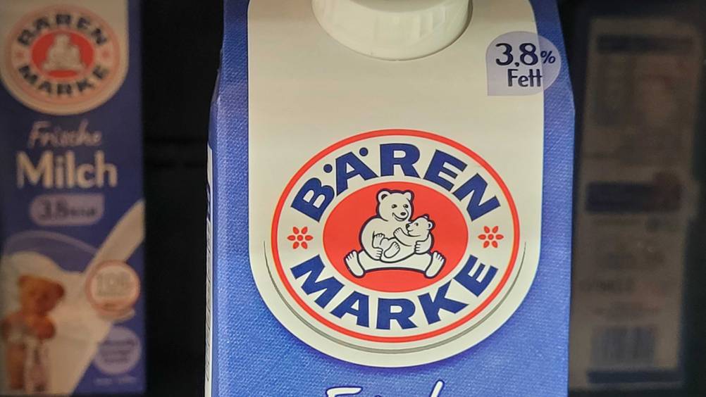 Bärenmarke-Milch im Test: Nahaufnahme des Logos auf der Packung.