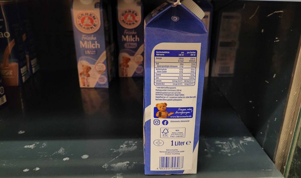 Seitenansicht einer Packung der getesteten Bärenmarke-Milch in einem Regal stehend.