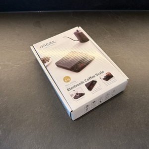 Der Karton der Bagail-Kaffeewaage liegt auf einer Küchenarbeitsplatte