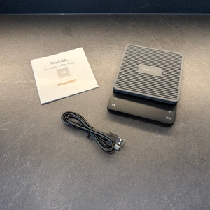 Der Lieferumfang der Bagail-Kaffeewaage steht auf einer Küchenarbeitsplatte