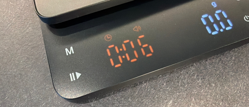 Das angeschaltete Display der Bagail-Kaffeewaage