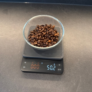 Kaffeebohnen werden mit der Bagail-Kaffeewaage abgewogen