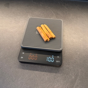 Zimtstangen werden mit der Bagail-Kaffeewaage abgewogen