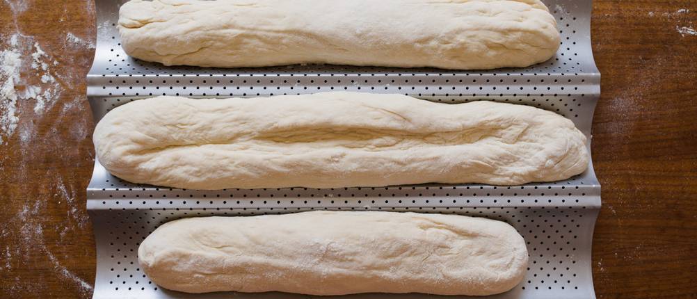 Drei Baguettes auf Baguette-Blechen im Test