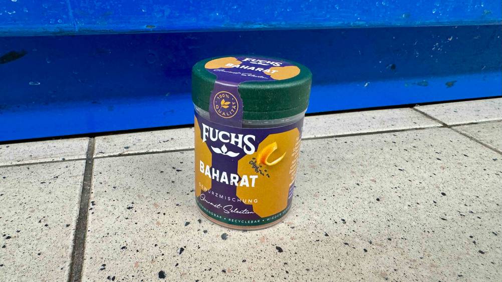 Das getestete Baharat steht vor einer blauen Fläche auf dem Boden.