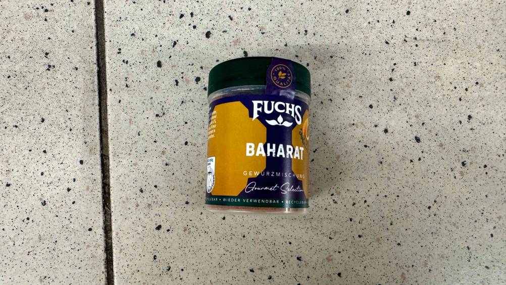 Auf einem Fließenboden liegt das Baharat im Test.