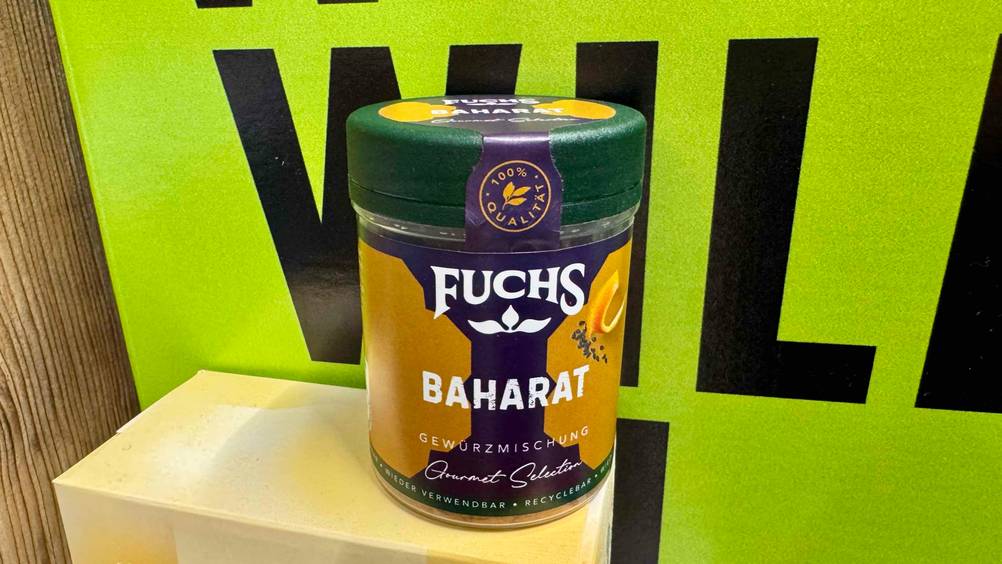 Getestet: Ein Glas Baharat vor einer grünen Fläche stehend.