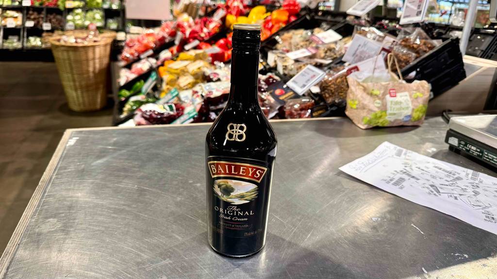 Getestet: Eine Flasche Baileys steht auf einer Alufläche.