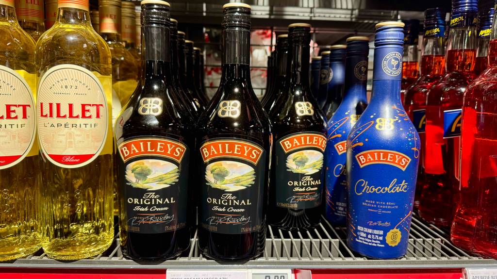 Im Test: Mehrere Flaschen Baileys unterschiedlicher Sorten stehen neben- und hintereinander in einem Regal.