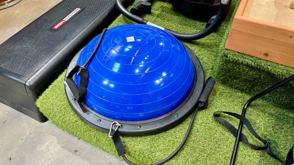 Balance-Ball getestet: Ein Gerät mit Handgriffen auf einem Kunstrasen.